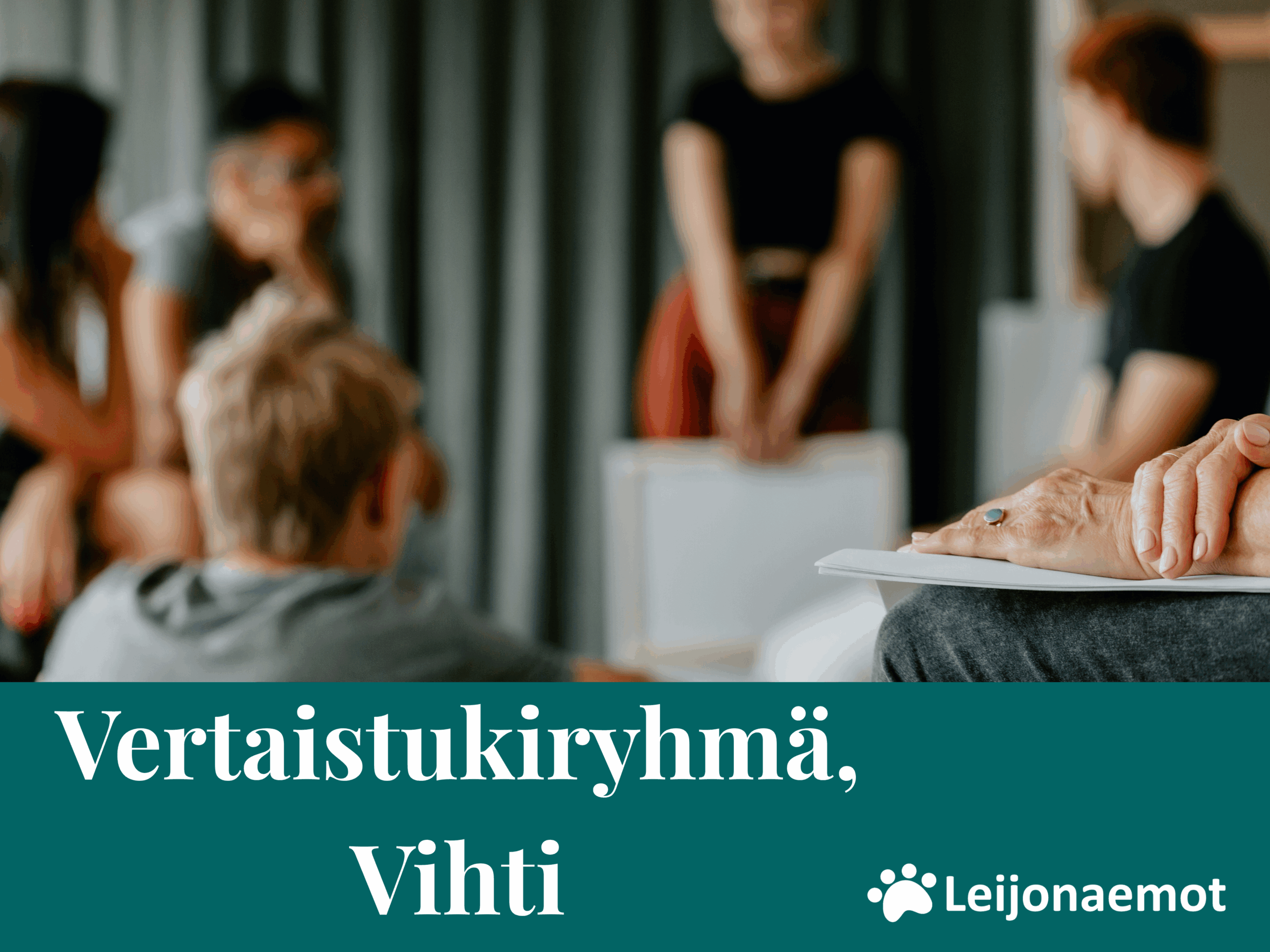 Eri ikäiset ja eri näköiset aikuiset ovat kokoontuneet vertaistuen äärelle, tunnelma on rento ja ystävällinen.
