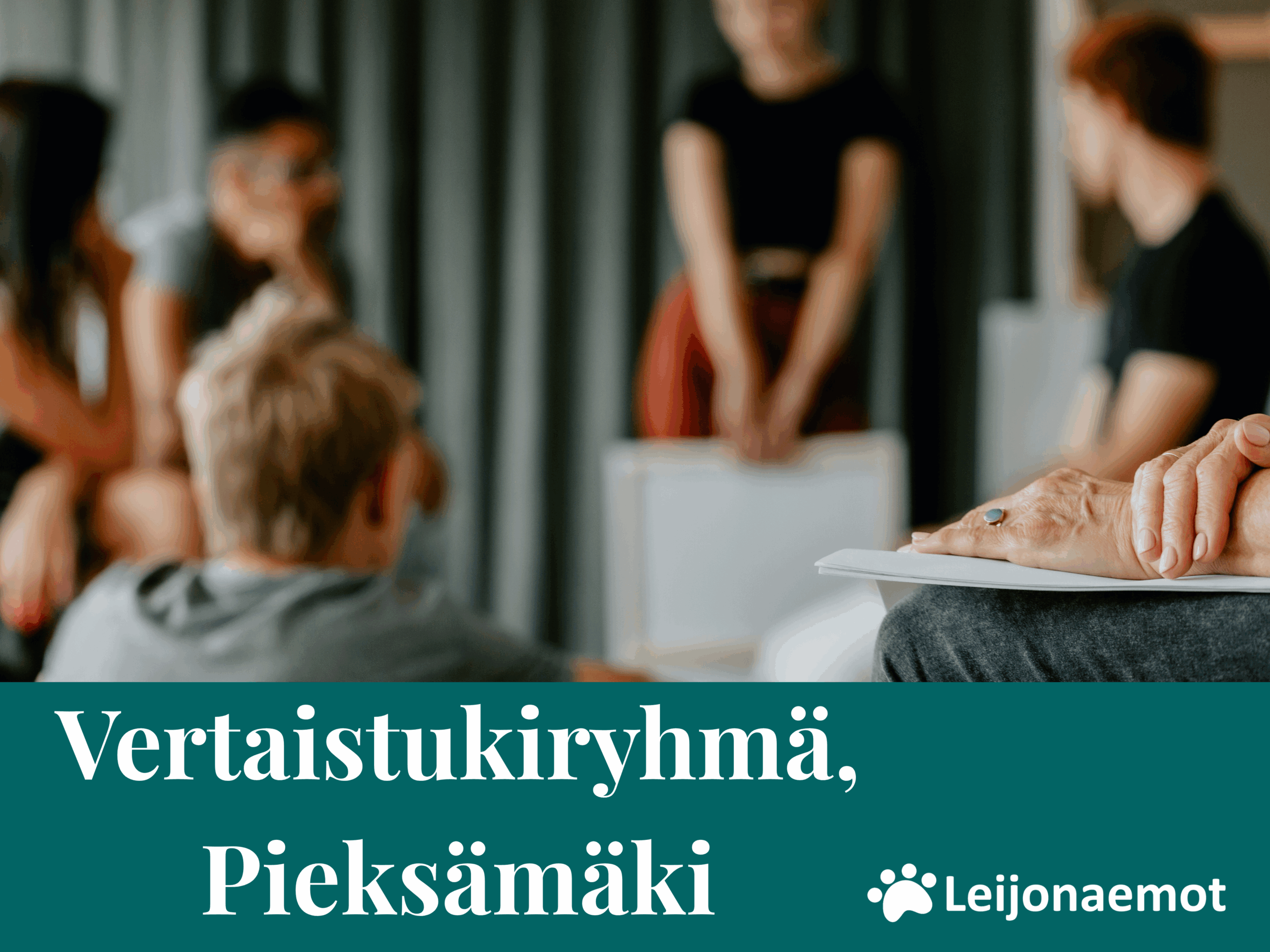 Eri ikäiset ja eri näköiset aikuiset ovat kokoontuneet vertaistuen äärelle, tunnelma on rento ja ystävällinen.