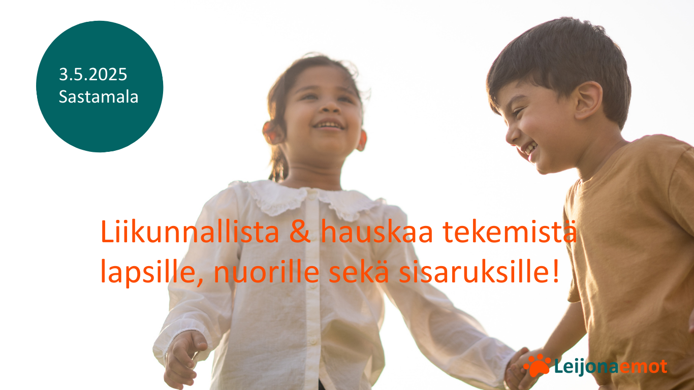 Kuvassa kaksi hymyilevää lasta pitää toisiaan kädestä. Tunnelma on rauhallinen. Kuvan alareunassa on Leijonaemojen värikäs tassulogo.