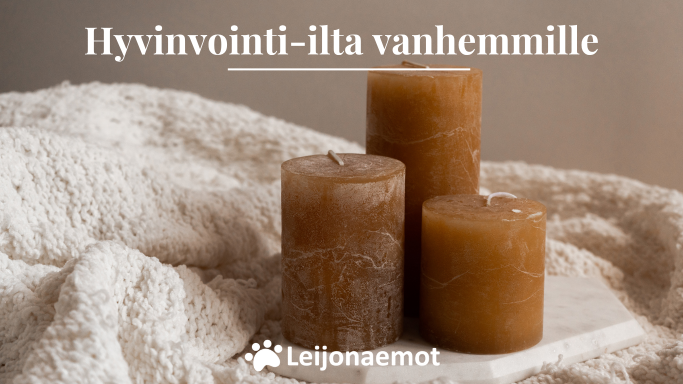Kokemäki Tunnelmallisessa & rauhallisessa kuvassa on kolme ruskean sävyistä kynttilää valkoisen peiton päälle. Kuvan alareunassa keskellä on Leijonaemojen valkoinen tassulogo.