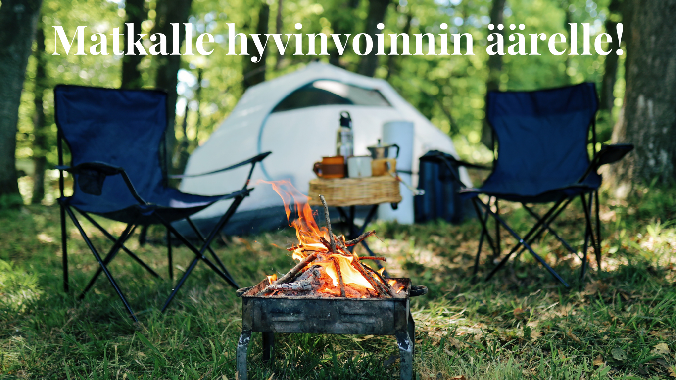 Kaksi sinistä retkituolia, keskellä nuotio. Taustalla teltta.