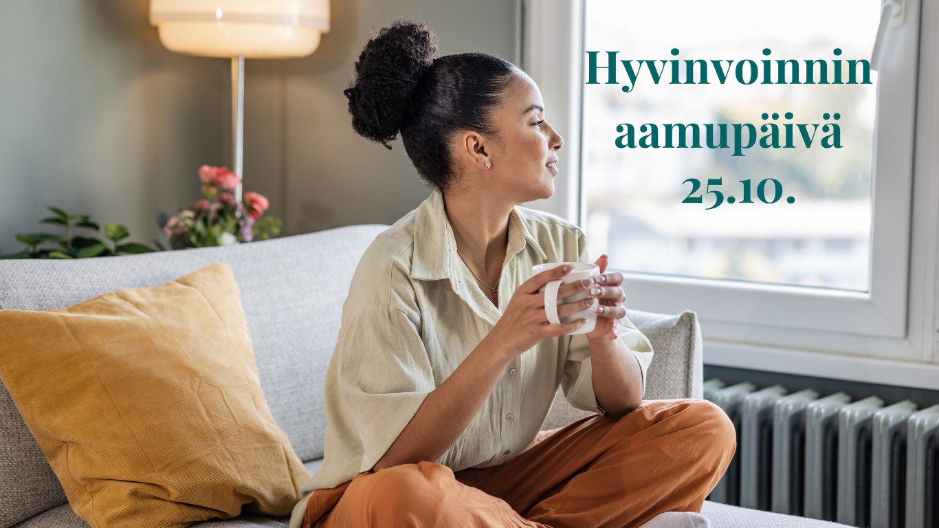 Nainen katsoo ulos ikkunasta, tummat hiukset nutturalla, kädessä valkoinen kuppi.