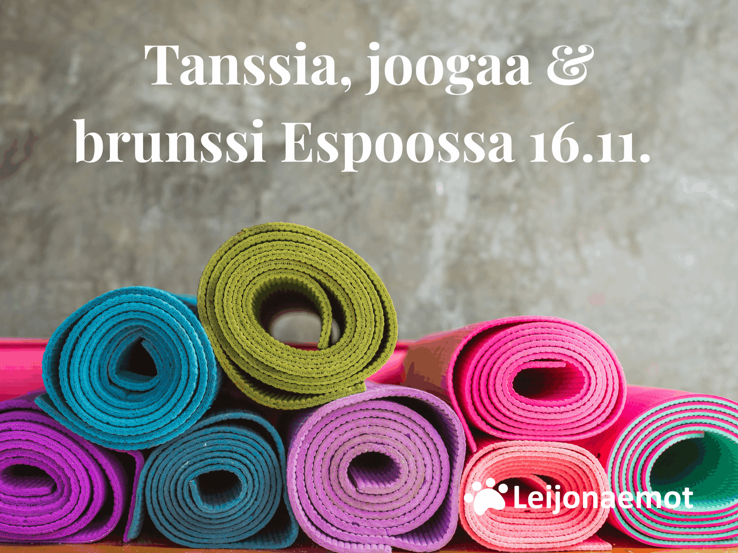 Värikäs pino joogamattoja odottamassa käyttäjiä