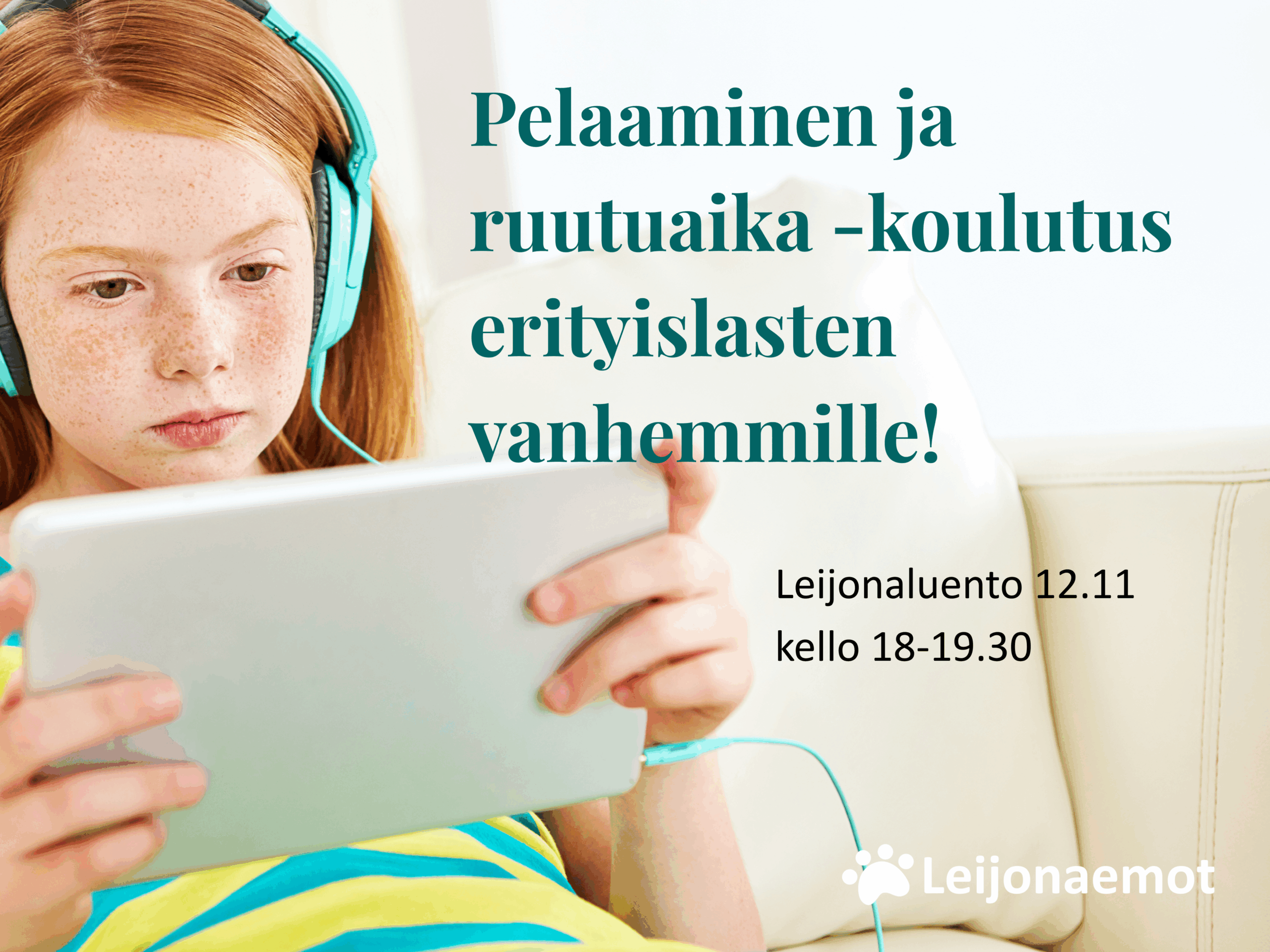 Kuvassa pieni lapsi katsoo keskittyneesti tablettia kuulokkeet korvissa.