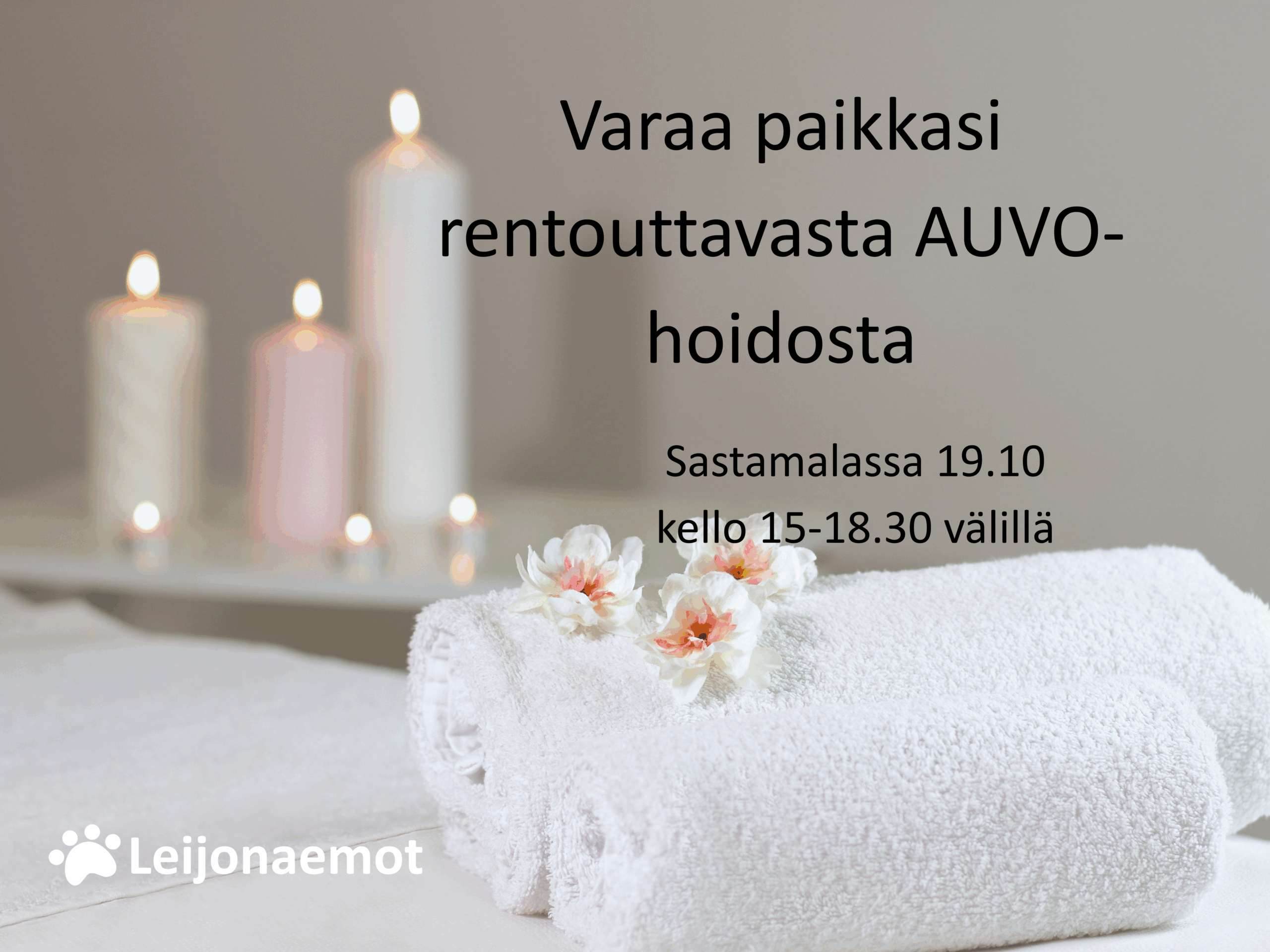 Rauhoittavassa kuvassa on kynttilöitä ja kaksi käärittyä pyyheliinaa, joiden päällä on kukkia.
