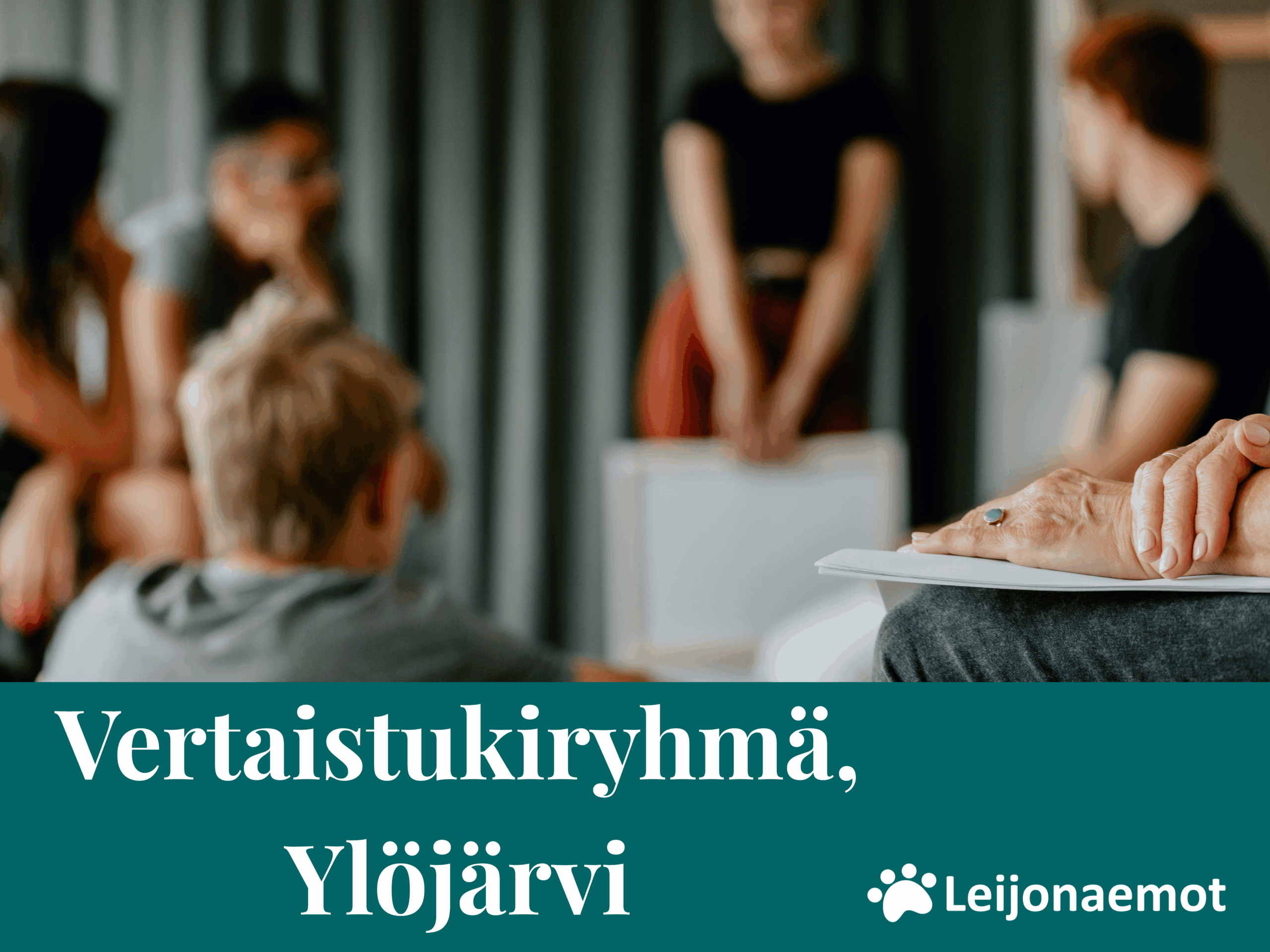 Kuvassa on eri ikäisiä ja eri näköisiä aikuisia keskustelemassa. Tunnelma on kutsuva ja lämmin.