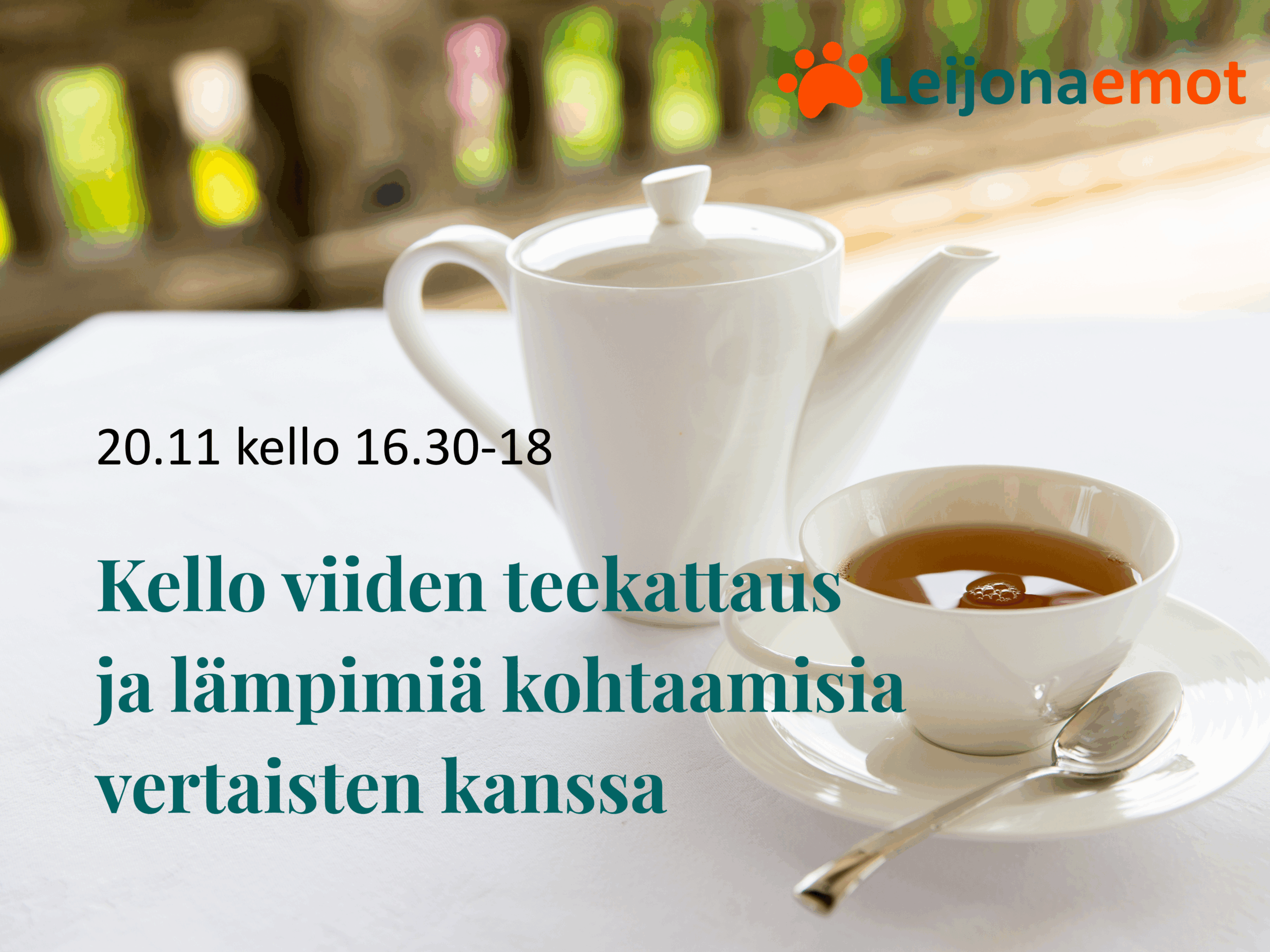 Aurinkoisessa kuvassa vieraita odottaa valkoinen teekuppi ja valkoinen teekannu.