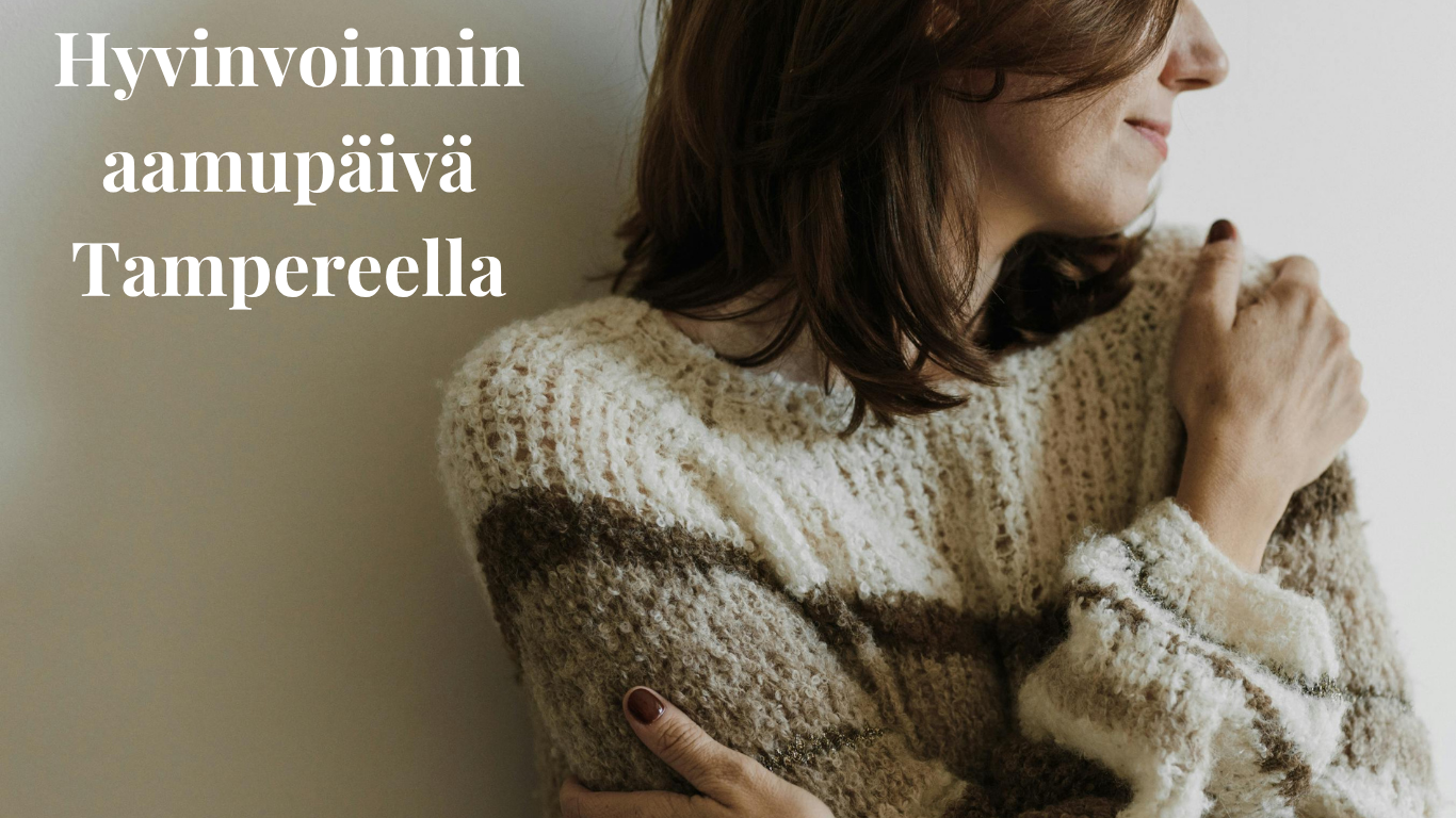 Nainen villapaidassa halaa itseään.