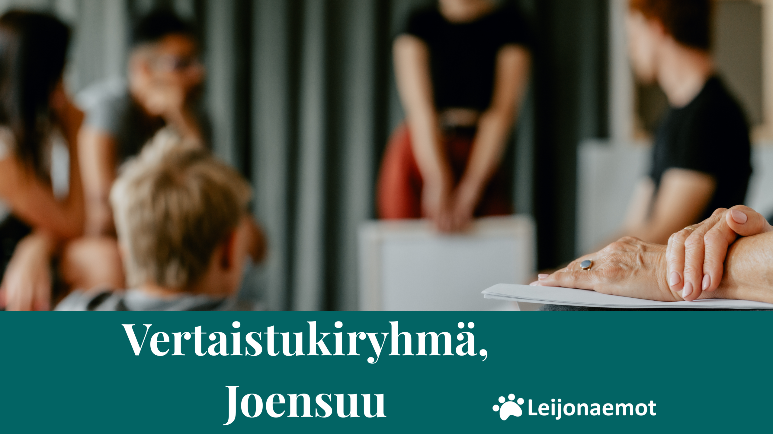 Mainos vertaistukiryhmästä Joensuussa. Kuvassa ryhmä ihmisiä keskustelee sisätilassa, etualalla näkyy osallistujan kädet. Kuvan alaosassa teksti: "Vertaistukiryhmä, Joensuu" sekä Leijonaemot-logo.