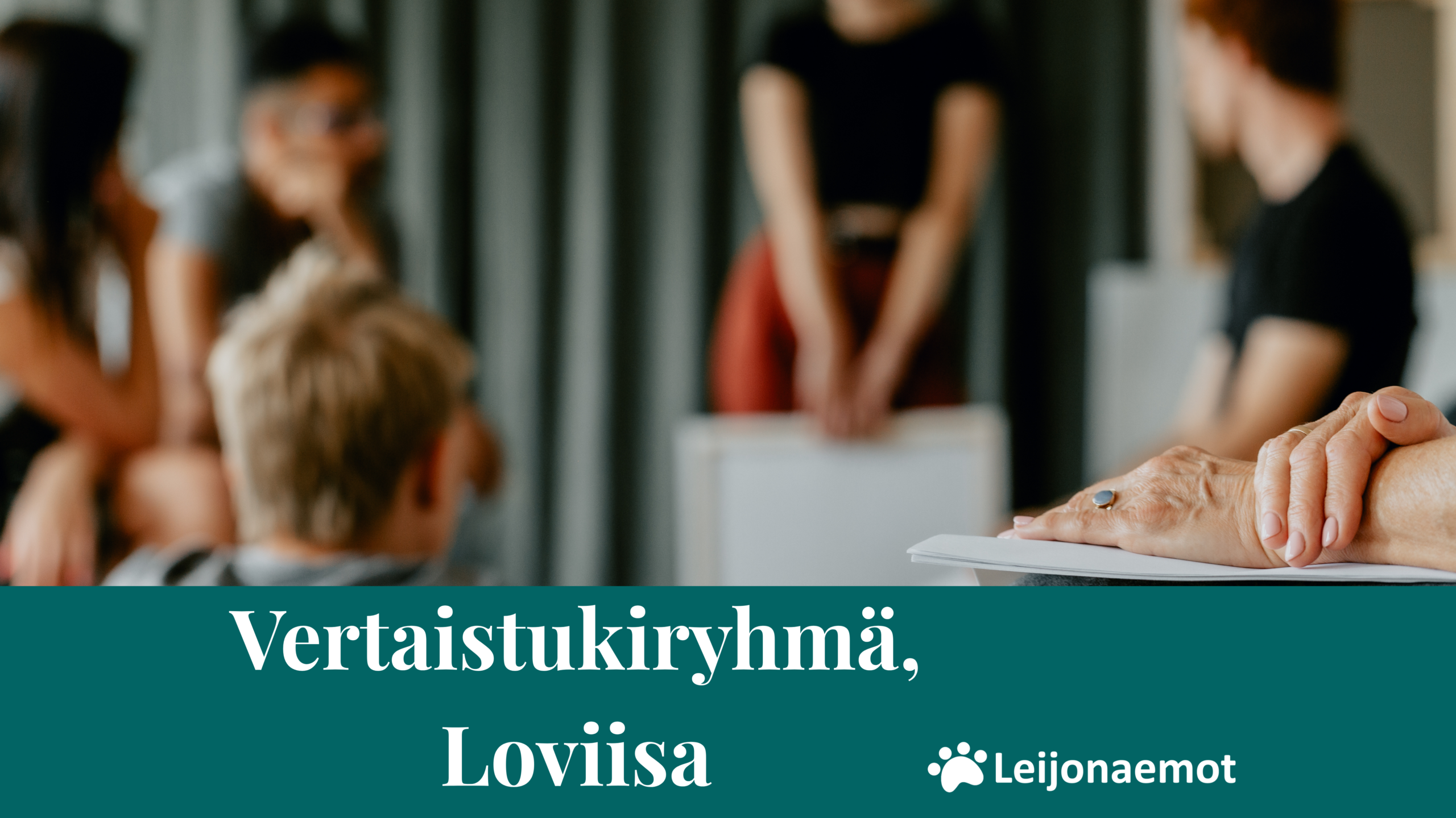 Mainos vertaistukiryhmästä Loviisassa. Kuvassa ryhmä ihmisiä keskustelee sisätilassa, etualalla näkyy osallistujan kädet. Kuvan alaosassa teksti: "Vertaistukiryhmä, Loviisa" sekä Leijonaemot-logo.