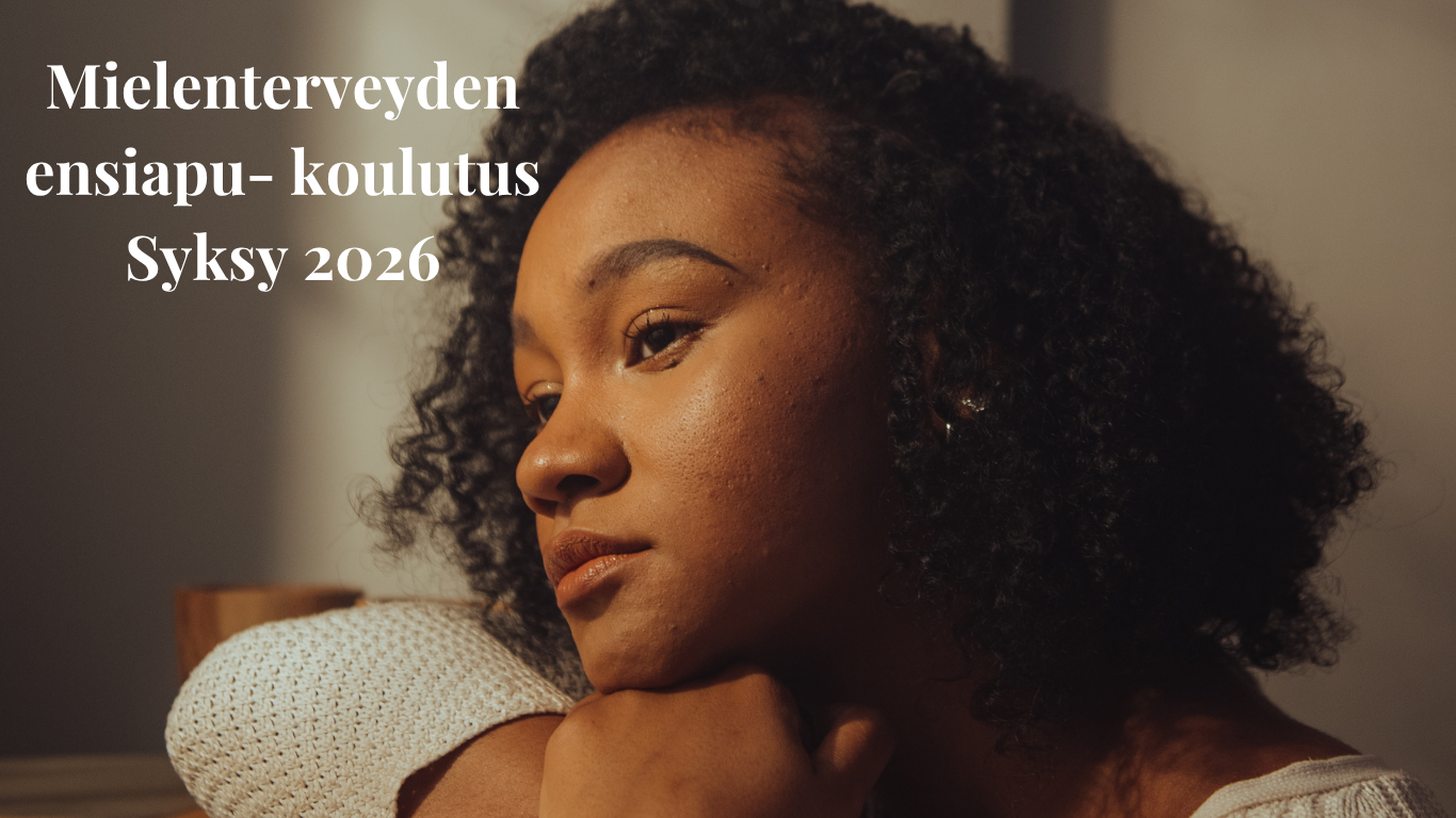 Nainen katsoo kaukaisuuteen.